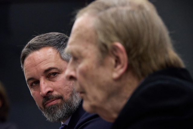 El presidente de VOX, Santiago Abascal (i), y el candidato de la moción de censura, el profesor Ramón Tamames