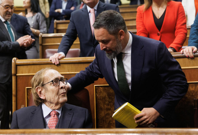 El candidato de la moción de censura, el profesor y economista Ramón Tamames (i) y el líder de Vox, Santiago Abascal