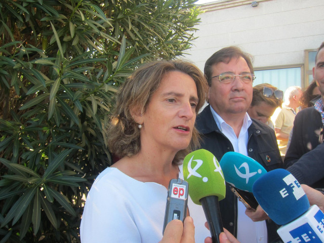 Archivo - La ministra para la Transición Ecológica, Teresa Ribera, junto al presidente de la Junta, Guillermo Fernández Vara, en una imagen de archivo.
