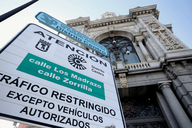 Archivo - Una señal de tráfico informa sobre la entrada en vigor de la Zona de Bajas Emisiones (ZBE), a 3 de enero de 2022, en Madrid, (España).