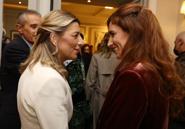 Archivo - La vicepresidenta segunda y ministra de Trabajo, Yolanda Díaz (i), y la portavoz de Más Madrid, Mónica García (d), conversan a su llegad al Desayuno Informativo de Europa Press, en el Hotel Rosewood Villa Magna, a 4 de mayo de 2022, en Madrid (E