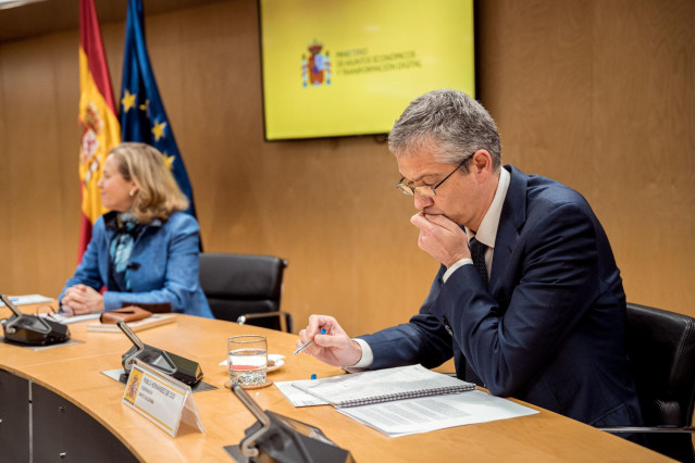 La vicepresidenta segunda y ministra de Asuntos Económicos y Transformación Digital, Nadia Calviño y el gobernador del Banco de España, Pablo Hernández de Cos, durante un encuentro con representantes de entidades financieras y asociaciones de usuarios par