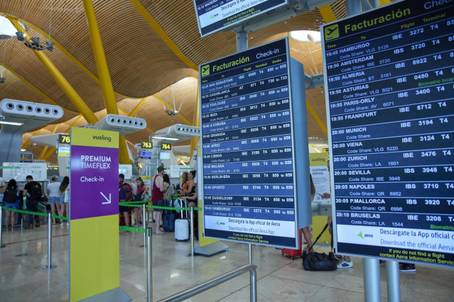 Archivo - Paneles de facturación en la terminal T4 del aeropuerto Adolfo Suárez Madrid-Barajas, a 11 de julio de 2022, en Madrid (España).