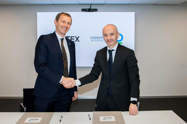 El CEO de Inditex, Óscar García Maceiras, con el Vicepresidente Ejecutivo de Conservation International, Sebastian Troëng.