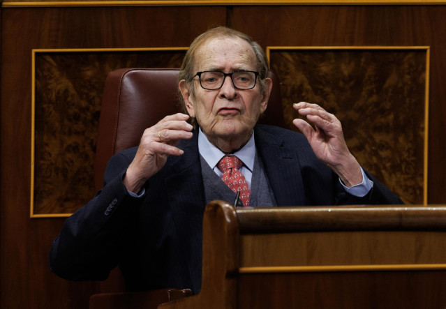 El candidato de la moción de censura, el profesor y economista Ramón Tamames, interviene durante el debate de la moción de censura
