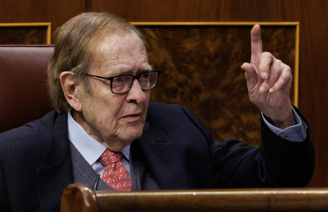 El candidato de la moción de censura, el profesor y economista Ramón Tamames, interviene durante un debate de la moción de censura, en el Congreso de los Diputados, a 21 de marzo de 2023, en Madrid (España). El Salón de Plenos del Congreso acoge hoy y mañ