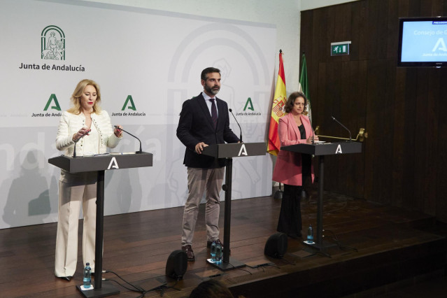 El consejero de Sostenibilidad, Medio Ambiente y Economía Azul de la Junta de Andalucía y portavoz del gobierno, Ramón Fernández-Pacheco, (2d) preside la rueda de prensa posterior a la reunión semanal del Consejo de Gobierno