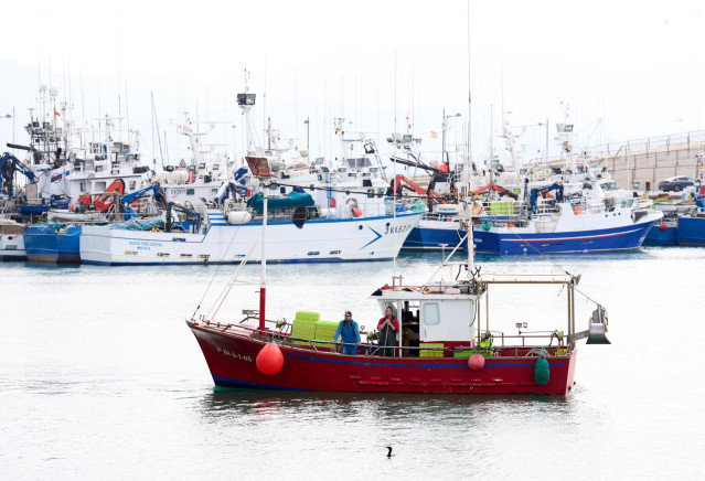 Archivo - Barcos amarrados en el puerto de Santoña