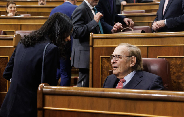 La portavoz de Ciudadanos en el Congreso, Inés Arrimadas (i) y el candidato de la moción de censura, profesor y economista Ramón Tamames (d), a su llegada a un debate de la moción de censura, en el Congreso de los Diputados, a 21 de marzo de 2023, en Madr