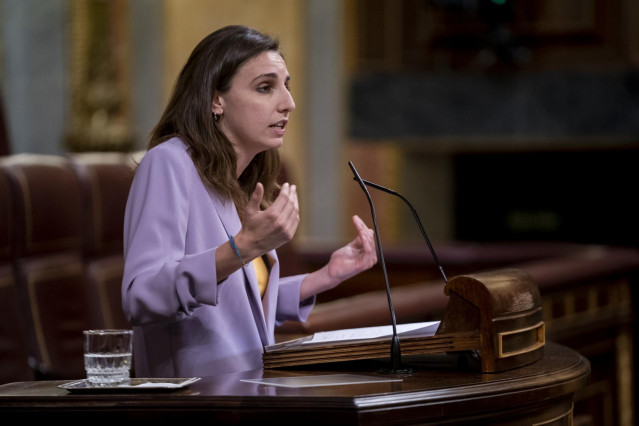 La diputada de Unidas Podemos en el Congreso por Baleares, Lucía Muñoz, interviene durante una sesión plenaria, en el Congreso de los Diputados, a 21 de febrero de 2023, en Madrid (España).