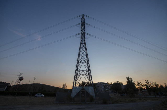 Archivo - El precio de la luz bajará este miércoles un 15,18%, hasta los 101,22 euros/MWh.