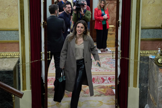 La ministra de Igualdad, Irene Montero, a su llegada a una sesión plenaria en el Congreso de los Diputados, a 16 de marzo de 2023, en Madrid (España). El Congreso de los Diputados ha aprobado definitivamente hoy el proyecto de Ley de Derechos y Bienestar