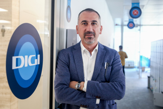 Archivo - El CEO de Digi, Marius Varzaru, posa a la cámara tras una entrevista con Europa Press, en la sede de Digi, a 15 de noviembre de 2021, en Alcobendas, Madrid, (España).
