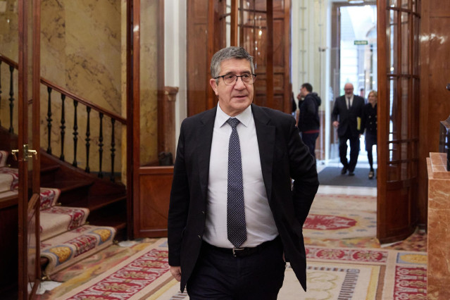 El portavoz del PSOE en el Congreso, Patxi López, a su llegada a una sesión plenaria en el Congreso de los Diputados, a 16 de marzo de 2023, en Madrid (España).
