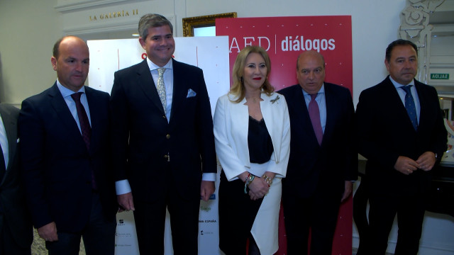 La consejera de Economía, Carolina España, junto a los miembros de la Asociación Española de Directivos (AED).