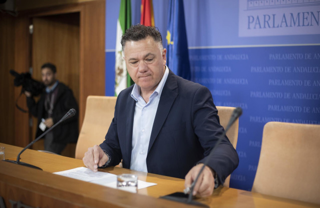 El portavoz adjunto de Por Andalucía, Juan Antonio Delgado,  durante la ronda de ruedas de prensa de portavoces de los grupos parlamentario. A 22 de marzo de 2023, en Sevilla, (Andalucía, España). Ronda de ruedas de prensa de representantes de los grupos