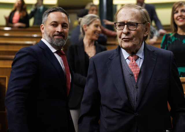 El líder de VOX, Santiago Abascal (i) y el candidato de la moción de censura, profesor y economista Ramón Tamames (d), a su llegada a la segunda sesión de la moción de censura, en el Congreso de los Diputados