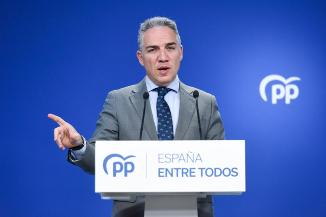 El coordinador general del Partido Popular y director de Campaña, Elías Bendodo, interviene durante una rueda de prensa tras la reunión del Comité de Campaña, en la sede del PP, a 2 de marzo de 2023, en Madrid (España).