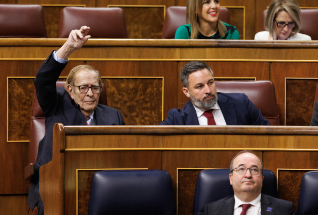 El candidato de la moción de censura, profesor y economista Ramón Tamames pide la palabra durante la segunda sesión de la moción de censura, en el Congreso de los Diputados