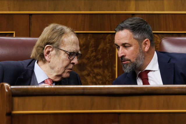 El candidato de la moción de censura, profesor y economista Ramón Tamames (i) y el líder de VOX, Santiago Abascal (d), durante la segunda sesión de la moción de censura