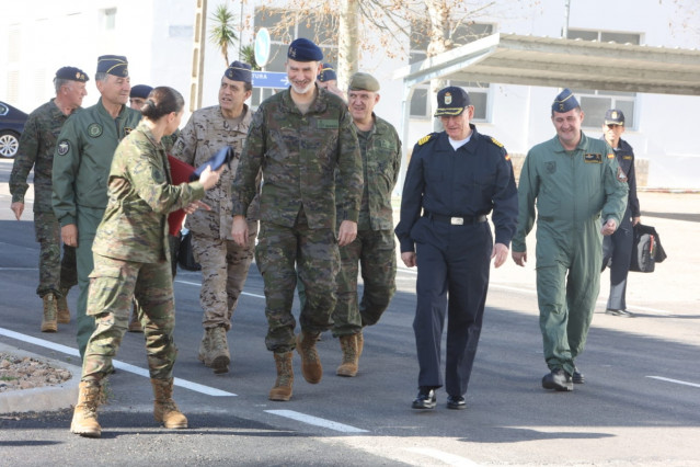 El Rey Felipe VI visita en la base de Son Sant Joan de Palma a las unidades militares desplegadas en el 'Eagle Eye 23-01'