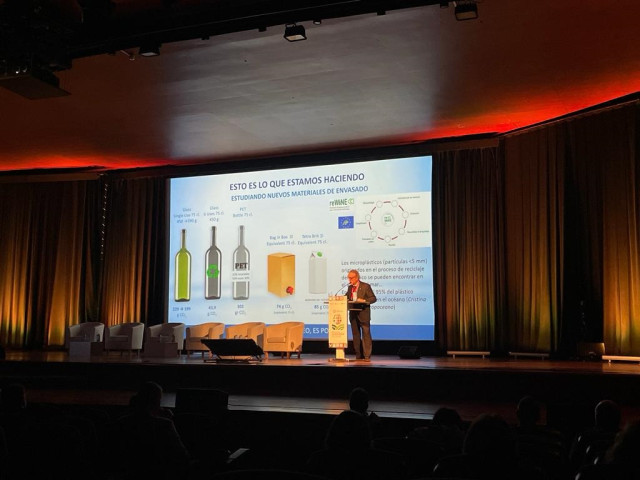 El presidente de Familia Torres, Miguel A. Torres, durante su ponencia 'Clima y Viticultura Sostenible' en la I Cumbre Agroalimentaria de Barcelona.