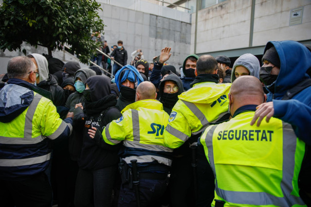 Archivo - Agentes de seguridad tratan de contener a estudiantes que protestan contra el acto 'En defensa de la libertad' en el campus de Cerdanyola del Vallès (Barcelona), a 25 de noviembre de 2021.