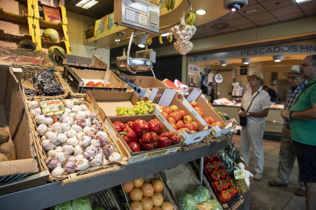 Archivo - Un puesto de frutas y verduras de un mercado