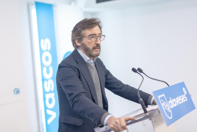 Archivo - El presidente del PP de Álava, Iñaki Oyarzabal