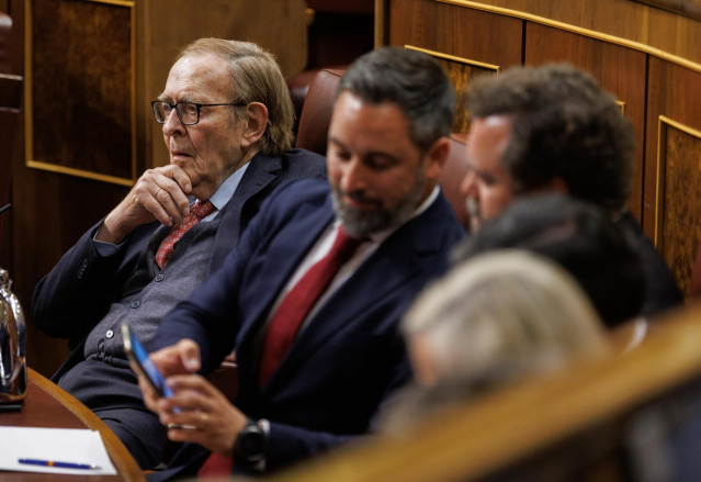 (I-D) El candidato de la moción de censura, profesor y economista Ramón Tamames; el líder de Vox, Santiago Abascal y el portavoz en el Congreso, Iván Espinosa de los Monteros, durante la segunda sesión de la moción de censura