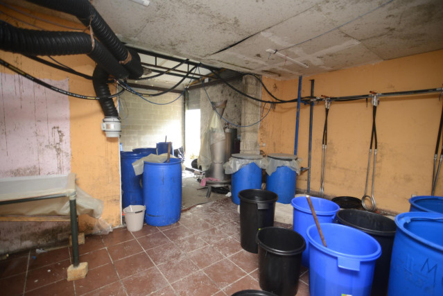 Bidones con disolvente en una vivienda donde se ha encontrado un laboratorio de cocaína, a 22 de marzo de 2023, en San Xurxo de Sacos, Cerdedo-Cotobade, Pontevedra, Galicia (España). Al menos 18 personas han sido detenidas en el transcurso de una operació