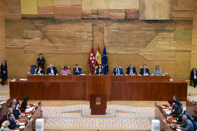 Archivo - La presidenta de la Asamblea de Madrid, Eugenia Carballedo (c), preside el pleno en la Asamblea de Madrid, a 20 de octubre de 2022, en Madrid (España). El Pleno de la Asamblea de Madrid centra su debate en la reapertura de los Servicios de Urgen