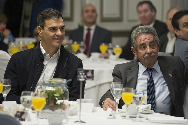 Archivo - Pedro Sánchez y Miguel Ángel Revilla