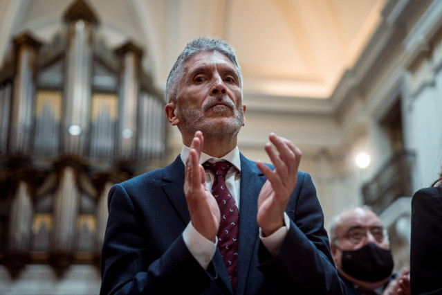 El ministro del Interior, Fernando Grande-Marlaska, aplaude durante el acto de conmemoración del Día Europeo de las Víctimas del Terrorismo, en la Real Academia de Bellas  Artes de San Fernando, a 7 de marzo de 2023, en Madrid (España). El Día Europeo en