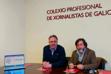 DaroJaneirosecretariodelCPXGyeldecanoFranciscoXGonzlezSarriapresentandoelselloNRedeenlasededelColexi