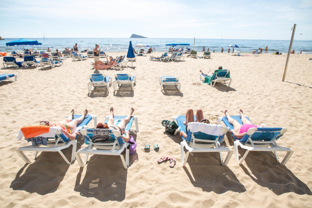 Numerosas personas se bañan y toman el sol en la playa de Poniente, a 11 de marzo de 2023, en Benidorm, Alicante, Comunidad Valenciana (España).