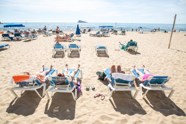 Numerosas personas se bañan y toman el sol en la playa de Poniente, a 11 de marzo de 2023, en Benidorm, Alicante, Comunidad Valenciana (España).