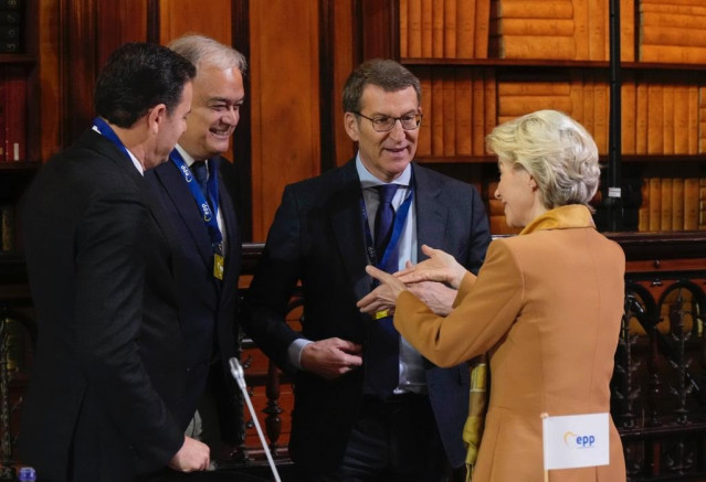 El presidente del PP, Alberto Nuñez Feijóo, con la presidenta de la Comisión Europea, Úrsula Von der Leyen, y al presidente del PPE, Manfred Weber, antes del inicio de la reunión del PPE