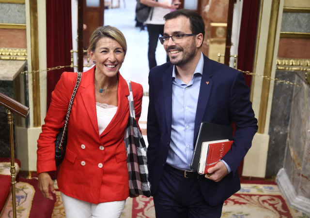 Archivo - La vicepresidenta segunda y ministra de Trabajo y Economía Social, Yolanda Díaz, y el ministro de Consumo, Alberto Garzón, a su llegada a una sesión plenaria, en el Congreso de los Diputados, a 22 de septiembre de 2022, en Madrid (España).