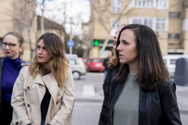 (I-D) Las coportavoces de Unidas Podemos en la Asamblea, Carolina Alonso y Alejandra Jacinto, y la secretaria general de Podemos y ministra de Derechos Sociales y Agenda 2023, Ione Belarra, durante su visita a la Central Térmica de Orcasitas, a 17 de marz