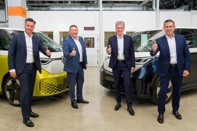 Archivo - De izquierda a derecha: Thomas Schmall, de Volkswagen y presidente del consejo de supervisión de PowerCo; Jörg Teichmann, director de adquisiciones de PowerCo; Ralph Kiessling, de Umicore, y Mathias Miedreich, director ejecutivo de Umicore