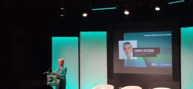 La secretaria de Estado de Digitalización e Inteligencia Artificial, Carme Artigas, inaugura el evento de presdentación del informe de la Economía Digital de Adigital
