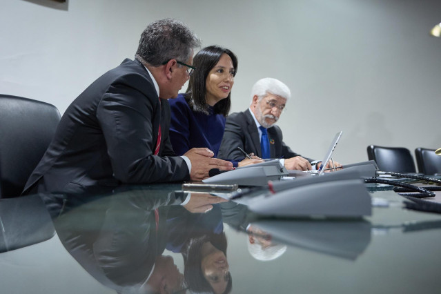 La delegada del Gobierno en la Comunidad de Madrid, Mercedes González (c), preside la Junta Local de Seguridad de Parla junto al alcalde de la ciudad, Ramón Jurado (i), y al concejal de Seguridad Ciudadana y Movilidad, Francisco Conde Sánchez (d), en el A