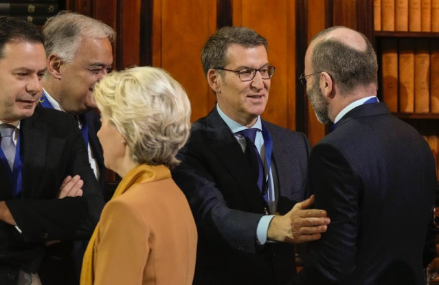 El presidente del PP, Alberto Nuñez Feijóo, con la presidenta de la Comisión Europea, Úrsula Von der Leyen, y al presidente del PPE, Manfred Weber, antes del inicio de la reunión del PPE