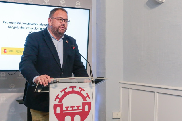 El alcalde de Mérida, Antonio Rodríguez Osuna, ante los medios de comunicación este jueves.