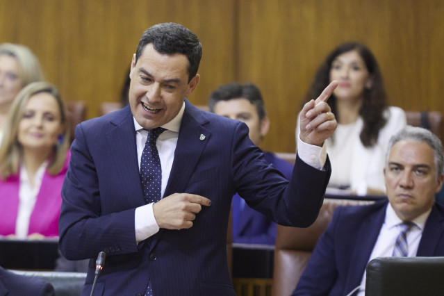 El presidente de la Junta de Andalucía, Juanma Moreno, responde a la pregunta del secretario general del PSOE de Andalucía y Portavoz del Grupo Parlamentario Socialista, Juan Espadas, durante la segunda jornada del Pleno del Parlamento andaluz en el Parla