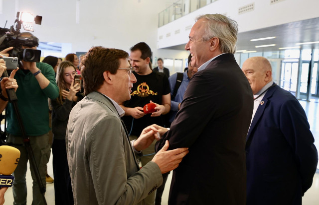 El alcalde de Zaragoza, Jorge Azcón, y el alcalde de Madrid, José Luis Martínez Almeida, atienden a medios a su llegada al Congreso CONAMA