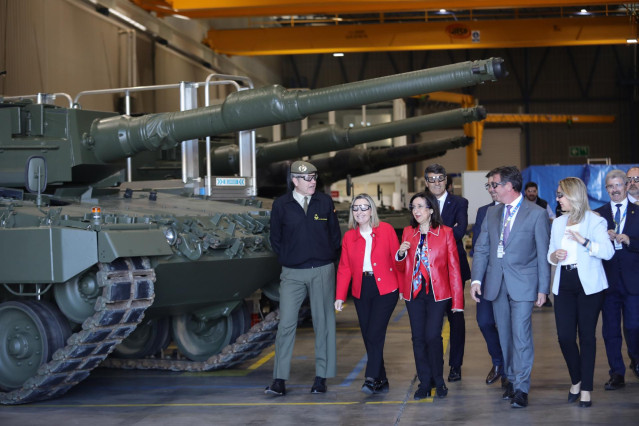 Robles supervisa los tanques Leopard