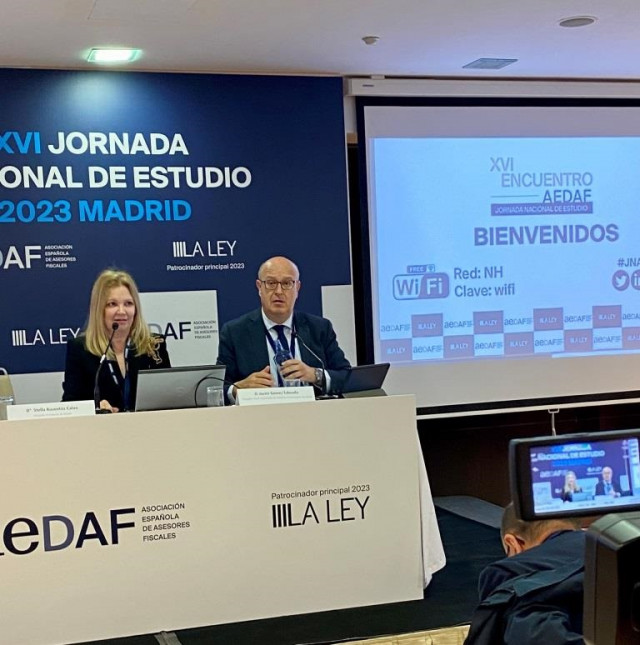 La presidenta de la Asociación Española de Asesores Fiscales (Aedaf), Stella Raventós Calvo, y el abogado triburatista Javier Gómez Taboada.
