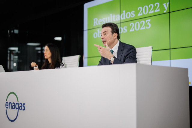 La directora general de Comunicación, Relaciones Institucionales y con Inversores, Felisa Martín y el consejero delegado de Enagás, Arturo Gonzalo, durante la rueda de prensa de presentación de resultados 2022 y objetivos 2023 de Enagás, a 21 de febrero d